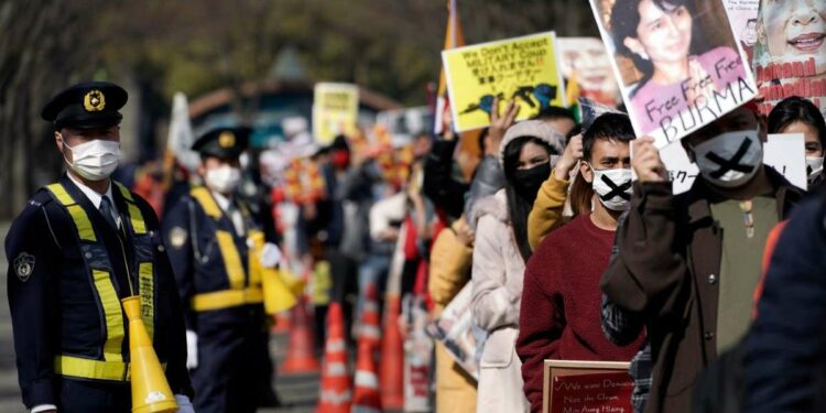 Manifestazioni contro i militari in Myanmar (LaPresse)