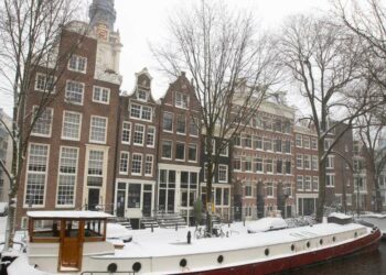 Neve ad Amsterdam (LaPresse)