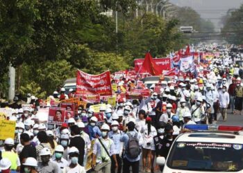 Studenti birmani in protesta (LaPresse)