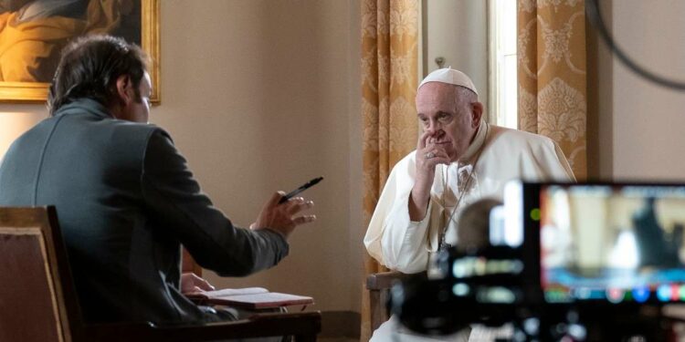 Papa Francesco con don Marco Pozza (Foto Daniele Garofani)