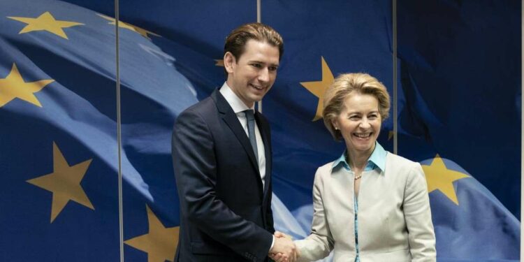 Il cancelliere austriaco Sebastian Kurz con Ursula von der Leyen (LaPresse)