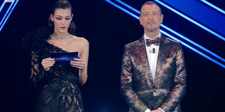 Vittoria Ceretti con Amadeus a Sanremo 2021