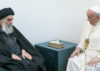 Il grande ayatollah Al Sistani con Papa Francesco (LaPresse)