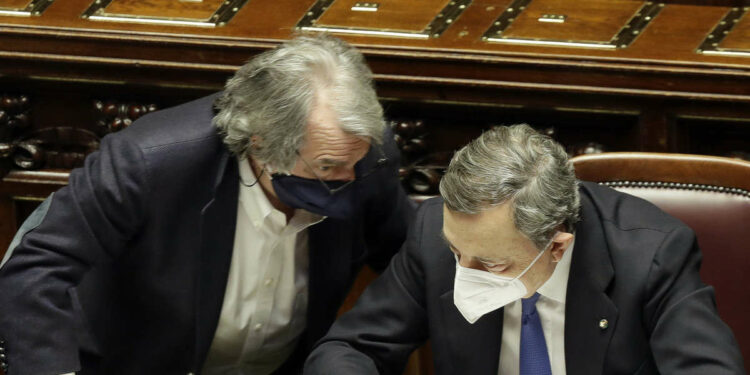 Renato Brunetta e Mario Draghi (Lapresse)