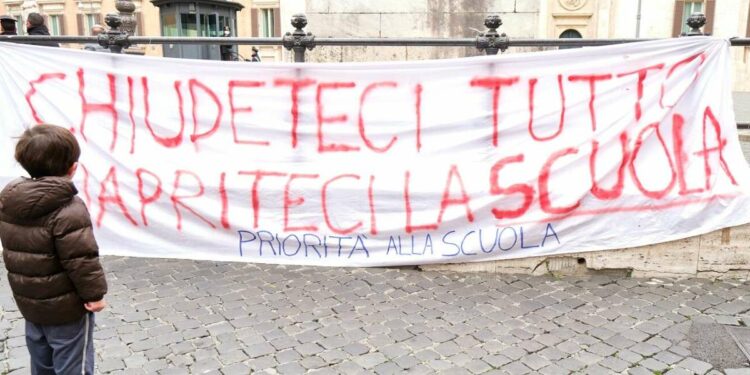 A difesa della scuola in presenza (LaPresse)