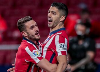 Calciomercato Monza - Luis Suarez con la maglia dell'Atletico Madrid abbracciato da Koke (Foto LaPresse)