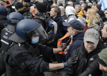 Protesta No mask a Kassel, Germania (LaPresse)