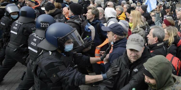 Protesta No mask a Kassel, Germania (LaPresse)