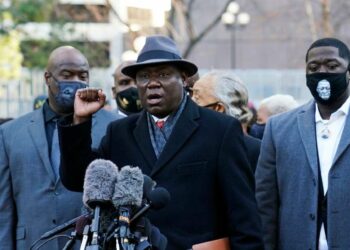 Ben Crump (al centro), avvocato della famiglia Floyd, parla alla stampa fuori dal Hennepin County Government Center, Minneapolis (LaPresse)