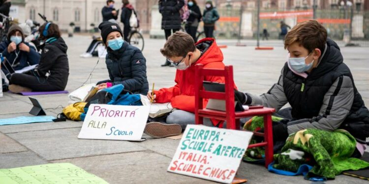 Studenti in protesta contro la Dad (LaPresse)