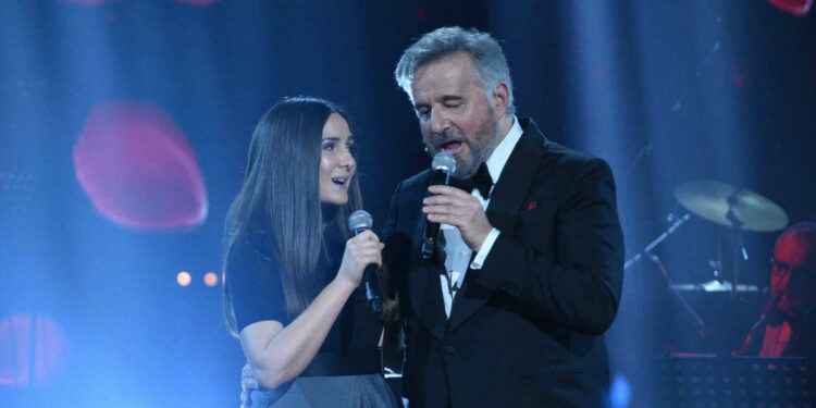 Christian De Sica e la figlia Maria Rosa cantano insieme