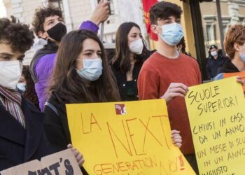 Studenti in protesta davanti a Montecitorio contro la chiusura delle scuole (LaPresse)