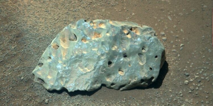 Roccia blu su Marte (Twitter Nasa)