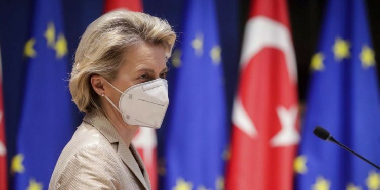 Ursula von der Leyen, Unione Europea, bandiere turche (LaPresse)