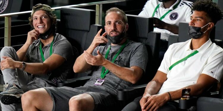 Gonzalo Higuain si ritira dal calcio giocato (Foto LaPresse)