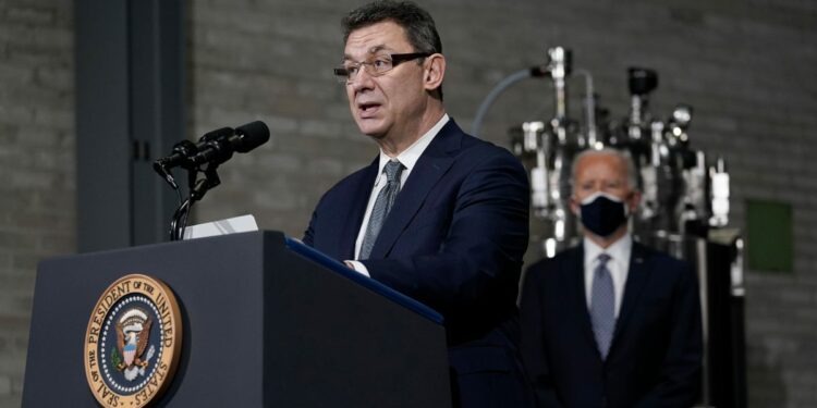 Albert Bourla (Pfizer) con il presidente Usa Joe Biden (Foto: LaPresse)