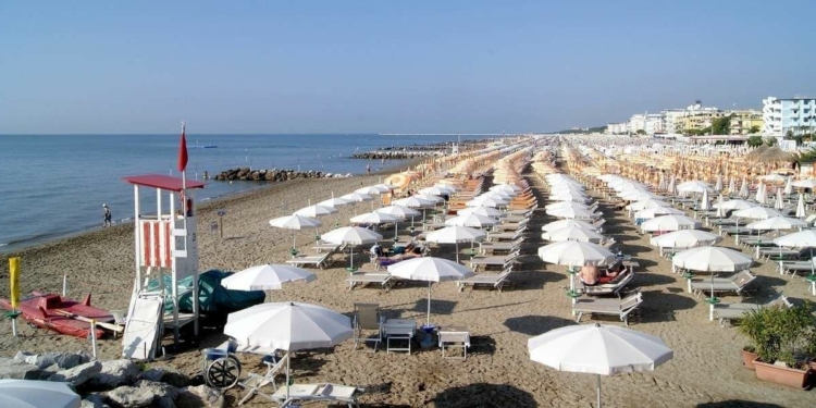 La spiaggia di Caorle sulla costa veneta (Foto di Erwin K da Pixabay)