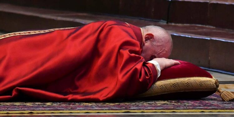 Papa Francesco durante la Messa del Venerdì santo (LaPresse)