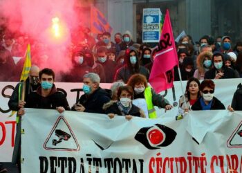 Protesta in Francia contro i metodi della polizia (LaPresse)