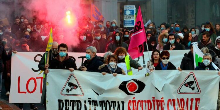 Protesta in Francia contro i metodi della polizia (LaPresse)