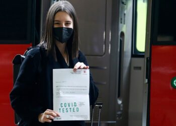 Salita a bordo di un treno "Covid free" (LaPresse)