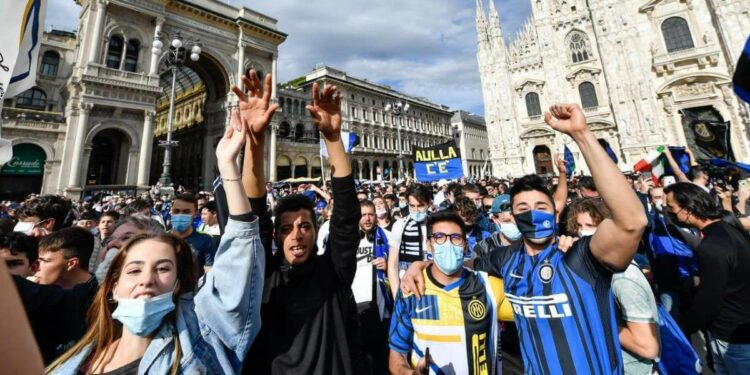 Festa Inter in Piazza Duomo a Milano (LaPresse)