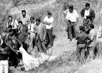 Il cadavere di Rosario Livatino sul luogo dell'agguato, 21 settembre 1990 (LaPresse)