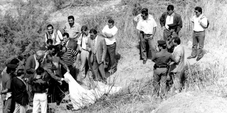 Il cadavere di Rosario Livatino sul luogo dell'agguato, 21 settembre 1990 (LaPresse)