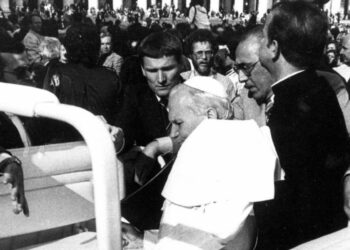 13 maggio 1981, papa Giovanni Paolo II è appena stato colpito (LaPresse)