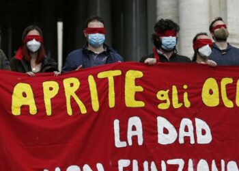 Studenti in protesta davanti al Miur (LaPresse)