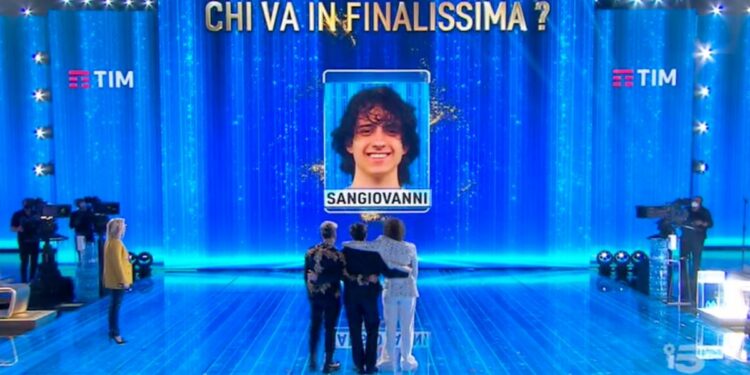 Sangiovanni vincitore di Amici 2021 per la categoria canto