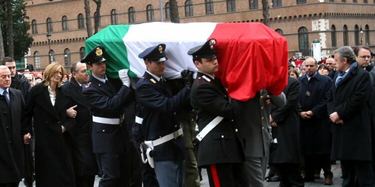 6 marzo 2005, funerale di Stato per il funzionario del Sismi Nicola Calipari (LaPresse)