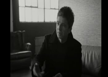 Noel Gallagher nel video del suo ultimo singolo We're on our way now