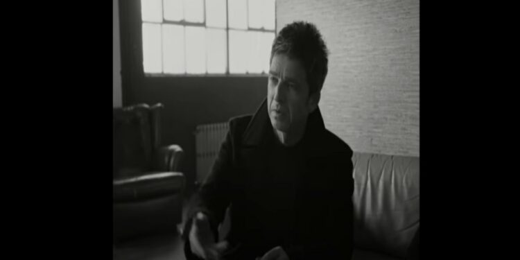 Noel Gallagher nel video del suo ultimo singolo We're on our way now