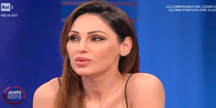 Anna Tatangelo durante l'intervista a Da Noi A Ruota Libera