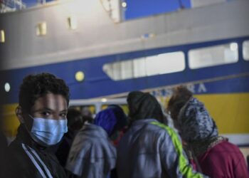 Immigrati si imbarcano a Lampedusa su una nave per la quarantena anti-Covid (LaPresse)