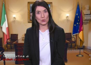 Sabina Guzzanti imita Virginia Raggi (La7)