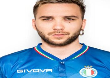 Mattia Briga con la maglia della Nazionale Cantanti