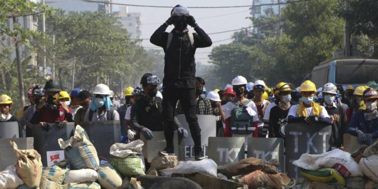 Barricate a Yangon, Myanmar (LaPresse)