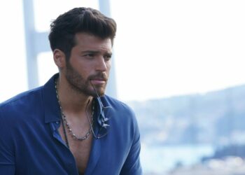 Can Yaman è Ozgur in "Mr Wrong"