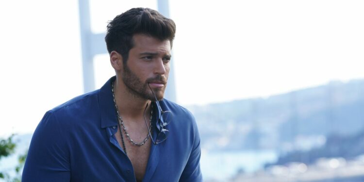 Can Yaman è Ozgur in "Mr Wrong"