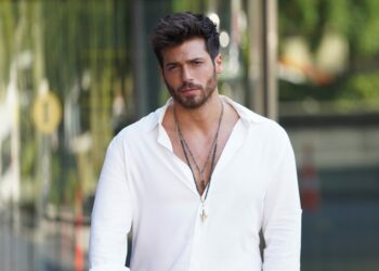 Can Yaman è Ozgur in "Mr Wrong"