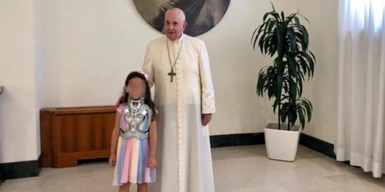 Papa Francesco incontra la piccola Noemi (foto: Facebook)