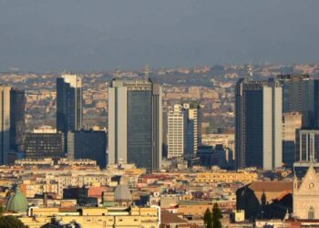 Il Centro direzionale di Napoli (Foto Luca Terracciano 2013, Wikipedia, particolare)