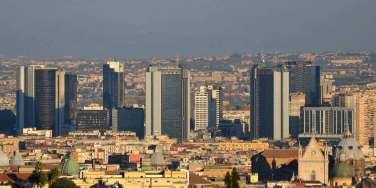 Il Centro direzionale di Napoli (Foto Luca Terracciano 2013, Wikipedia, particolare)