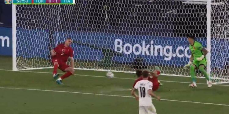 L'autogol di Demiral durante Turchia-Italia