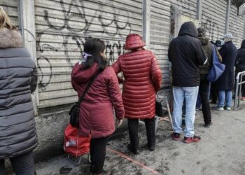 Milano, coda per la consegna di beni alimentari di prima necessità (LaPresse)