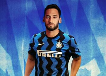 Calhanoglu con la maglia dell'Inter