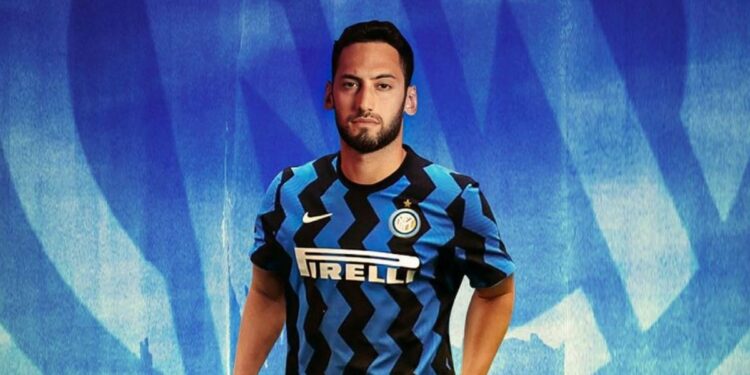 Calhanoglu con la maglia dell'Inter