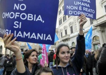 Famiglie in piazza a difesa della libertà di opinione (LaPresse)